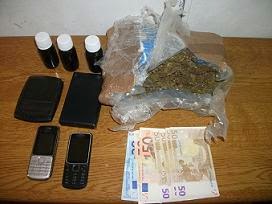 Ναρκωτικά, κινητά τηλέφωνα, λεφτά και ζυγαριές βρέθηκα στο Χαϊδάρι... [photo] - Φωτογραφία 2