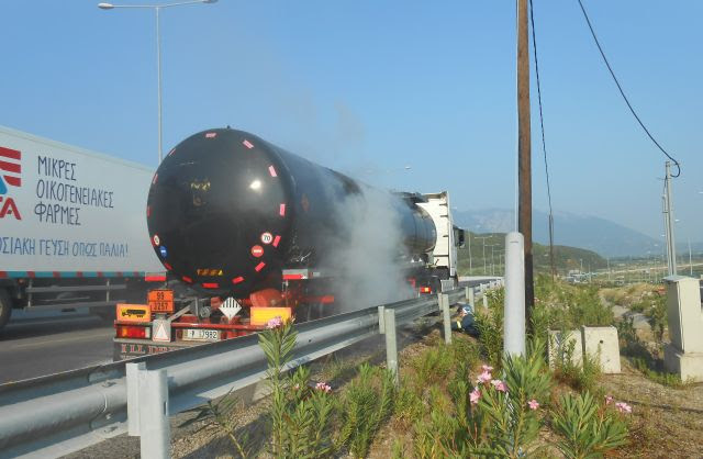 Δείτε ΦΩΤΟ από το βυτιοφόρο με το μαζούτ στην εθνική! - Φωτογραφία 2