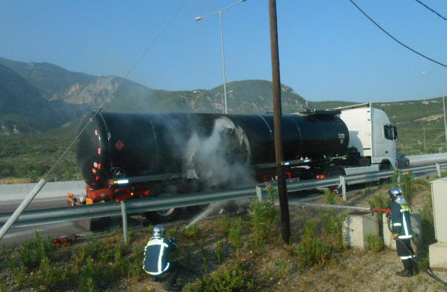 Δείτε ΦΩΤΟ από το βυτιοφόρο με το μαζούτ στην εθνική! - Φωτογραφία 4