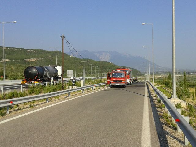 Δείτε ΦΩΤΟ από το βυτιοφόρο με το μαζούτ στην εθνική! - Φωτογραφία 6