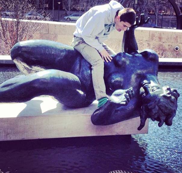 Ποζάροντας με αγάλματα... [photos] - Φωτογραφία 2