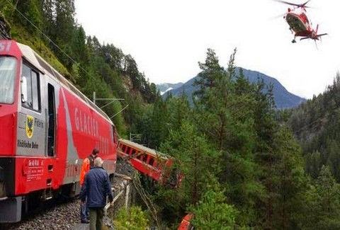 Τρένο έπεσε στο γκρεμό στην Ελβετία... [photos] - Φωτογραφία 1