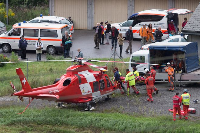 Τρένο έπεσε στο γκρεμό στην Ελβετία... [photos] - Φωτογραφία 3