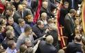 Θερμό επεισόδιο στο κοινοβούλιο της Ουκρανίας ... [video]