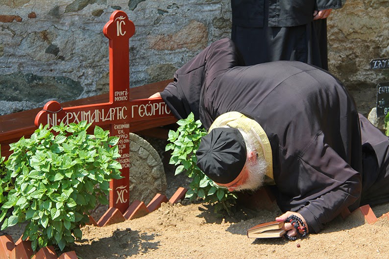 Ο Γέροντας Νεκτάριος τέλεσε τρισάγιο στον τάφο του μακαριστού Γέροντα Γεωργίου Καψάνη [photos] - Φωτογραφία 10