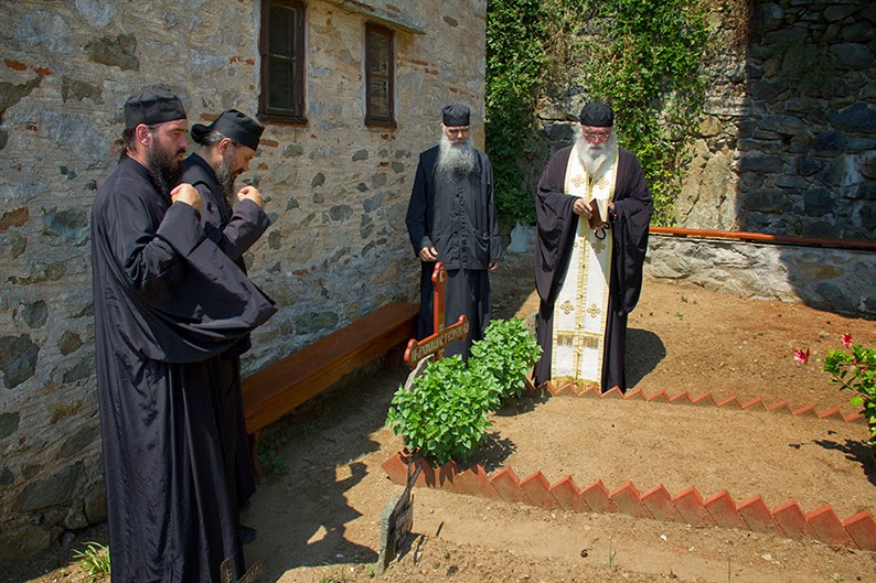 Ο Γέροντας Νεκτάριος τέλεσε τρισάγιο στον τάφο του μακαριστού Γέροντα Γεωργίου Καψάνη [photos] - Φωτογραφία 8