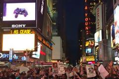 #ΜikeBrown:Διαδήλωση στην Times Square της Νέας Υόρκης για την εκτέλεση 18χρονου αφροαμερικανού από αστυνομικό