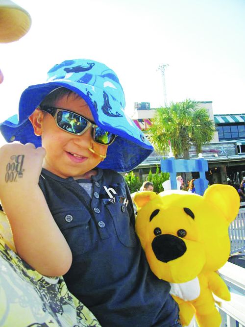 ΕΝΑ ΘΑΥΜΑ ΤΟΝ 15ΑΥΓΟΥΣΤΟ: Νίκησε τον σπάνιο Καρκίνο ο 5χρονος Λουκάς... [photos] - Φωτογραφία 2