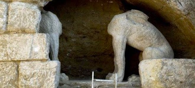 Γιατί οι αρχαιολόγοι φοβούνται πως ο τάφος στην Αμφίπολη είναι συλημένος - Τι μαρτυρούν οι ακέφαλες σφίγγες με τα σπασμένα φτερά - Φωτογραφία 1