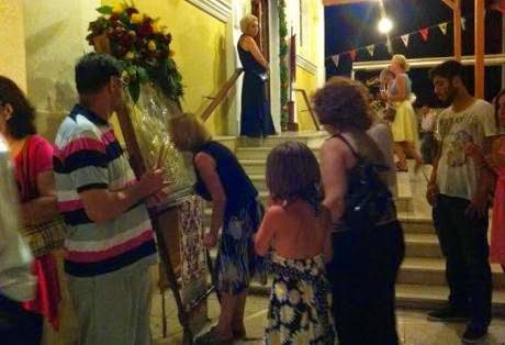 Πάτρα: Γονατιστοί στην Παναγία τη Γηροκομίτισσα - Πλήθος προσκυνητών συνέρρευσε χθες βράδυ - Φωτογραφία 2
