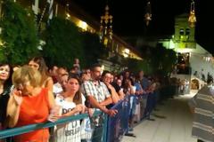 Πάτρα: Γονατιστοί στην Παναγία τη Γηροκομίτισσα - Πλήθος προσκυνητών συνέρρευσε χθες βράδυ
