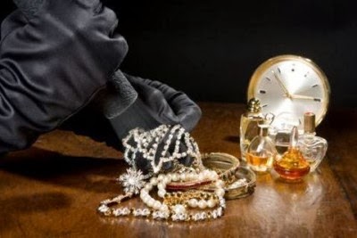 Κάτω Αχαΐα: Πέταξαν κοσμήματα αξίας χιλιάδων ευρώ - Φωτογραφία 1