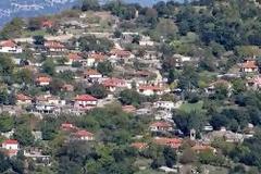Αγιο είχαν οι κάτοικοι σπιτιού στο Ελληνικό: Αγροτικό όχημα προσγειώθηκε στην αυλή τους... [photos]