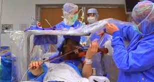 Μουσικός καθοδηγούσε τους χειρουργούς παίζοντας βιολί την ώρα του χειρουργείου! - Φωτογραφία 1