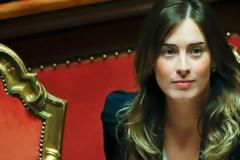 Η εκρηκτική Ιταλίδα υπουργός που αναστάτωσε τις παραλίες με το μαύρο μπικίνι και το καλογυμνασμένο σώμα της