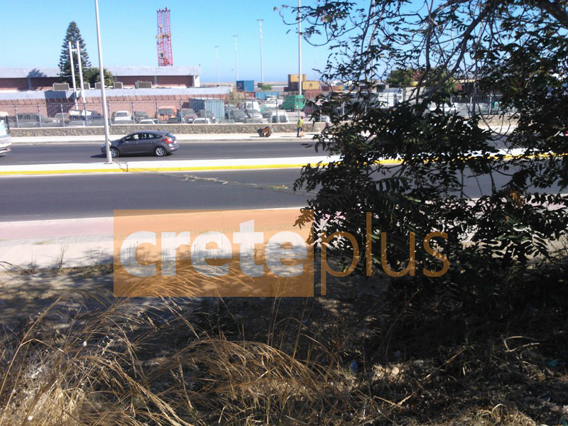 Γερανός έκοψε καλώδια στην παραλιακή, ρίχνοντας τα πάνω σε αυτοκίνητα! [photos] - Φωτογραφία 3