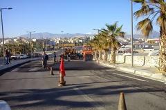 Γερανός έκοψε καλώδια στην παραλιακή, ρίχνοντας τα πάνω σε αυτοκίνητα! [photos]