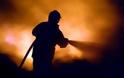 Μάχη όλη νύχτα με τις φλόγες στη Δαμάστα - Λαμπάδιασε αποθήκη με τριφύλλι στη Φυλιαδώνα