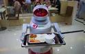 Εστιατόριο χρησιμοποιεί ρομπότ σερβιτόρους και μάγειρες... [video]