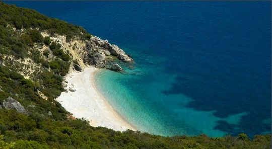 8 ελληνικά μικρά νησάκια για ιδιωτικές βουτιές! - Φωτογραφία 2