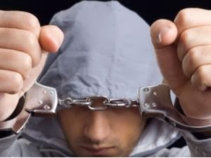 Αγρίνιο: Συνελήφθη 21χρονος για τα επεισόδια έξω από σπίτι επιχειρηματία - Φωτογραφία 1