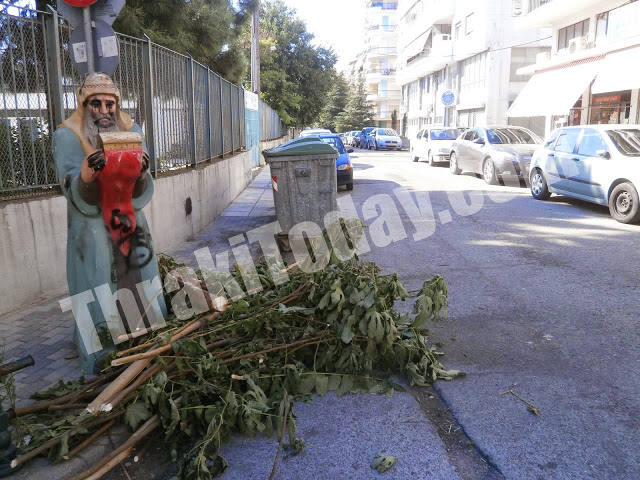 Ασύλληπτο θέαμα σε κάδο απορριμάτων της Ξάνθης – Ένας μάγος με τα δώρα έχασε... τον δρόμο - Φωτογραφία 2