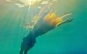 Δείτε την Έρικα Πρεζεράκου με μαγιό να χαλαρώνει στη θάλασσα... [photo] - Φωτογραφία 2