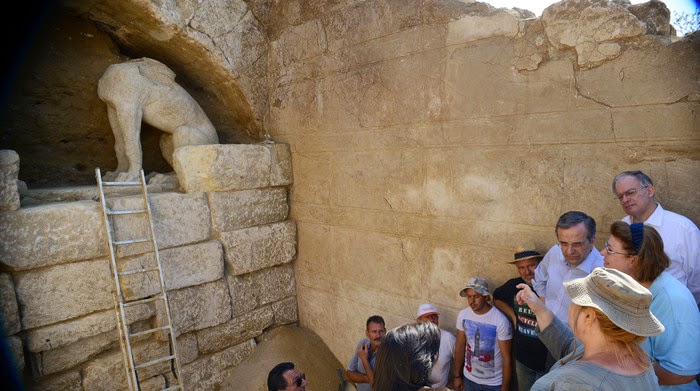 Το μυστικό της Αμφίπολης - Ισως χρειαστεί ένας μήνας για να μπουν στο εσωτερικό του τάφου - Φωτογραφία 1