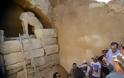 Το μυστικό της Αμφίπολης - Ισως χρειαστεί ένας μήνας για να μπουν στο εσωτερικό του τάφου