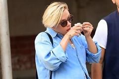Η εγκυμονούσα Scarlett Johansson απολαμβάνει το παγωτό της