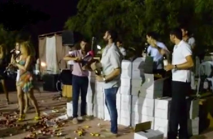 Άλλοι δεν έχουν φαγητό και άλλοι ανοίγουν… 500 σαμπάνιες για τραγουδίστρια σε πανηγύρι στην Αχαΐα [video] - Φωτογραφία 1