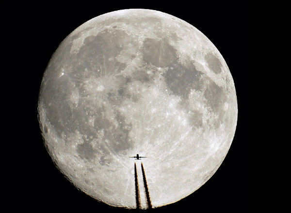 Αεροπλάνα πετάνε μπροστά από τον ήλιο και το φεγγάρι... Δείτε τις εκπληκτικές φωτογραφίες! [photos] - Φωτογραφία 2