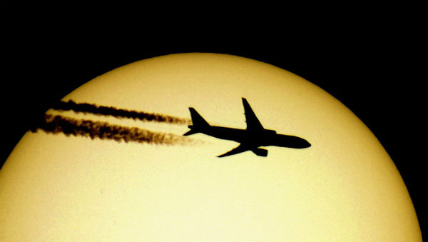 Αεροπλάνα πετάνε μπροστά από τον ήλιο και το φεγγάρι... Δείτε τις εκπληκτικές φωτογραφίες! [photos] - Φωτογραφία 5