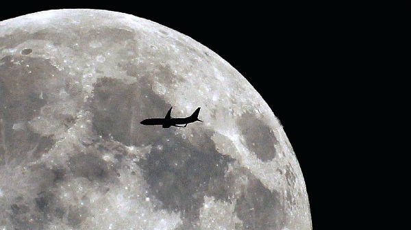 Αεροπλάνα πετάνε μπροστά από τον ήλιο και το φεγγάρι... Δείτε τις εκπληκτικές φωτογραφίες! [photos] - Φωτογραφία 6