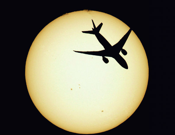 Αεροπλάνα πετάνε μπροστά από τον ήλιο και το φεγγάρι... Δείτε τις εκπληκτικές φωτογραφίες! [photos] - Φωτογραφία 8