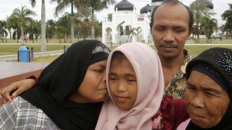Ινδονησία: Βρήκαν και το γιο τους 10 χρόνια μετά το τσουνάμι... - Φωτογραφία 1
