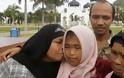 Ινδονησία: Βρήκαν και το γιο τους 10 χρόνια μετά το τσουνάμι...