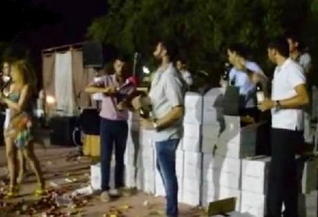 Δυτική Αχαΐα: Άνοιξε πάνω από 500 σαμπάνιες στα πόδια της τραγουδίστριας στο πανηγύρι! - Φωτογραφία 1