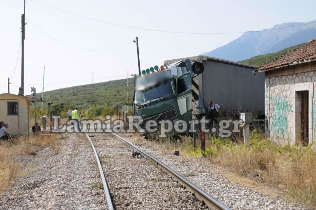 Παραλίγο τραγωδία από σύγκρουση νταλίκας με τρένο... [photos] - Φωτογραφία 11