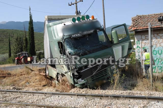Παραλίγο τραγωδία από σύγκρουση νταλίκας με τρένο... [photos] - Φωτογραφία 2