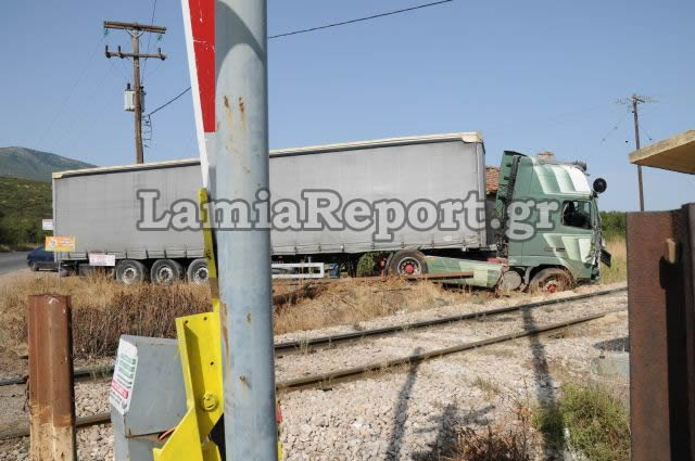 Παραλίγο τραγωδία από σύγκρουση νταλίκας με τρένο... [photos] - Φωτογραφία 4