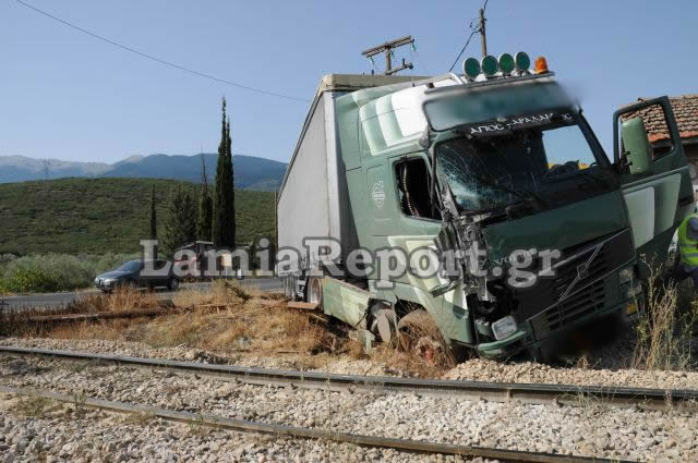Παραλίγο τραγωδία από σύγκρουση νταλίκας με τρένο... [photos] - Φωτογραφία 8