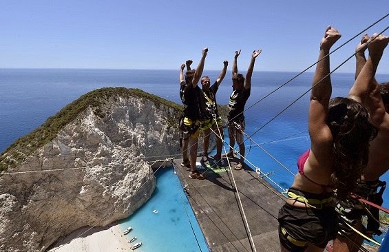 Φωτογραφίες που κόβουν την ανάσα: Παγκόσμια τρέλα με το bungee jumping στην παραλία Ναυάγιο της Ζακύνθου! [photos] - Φωτογραφία 1