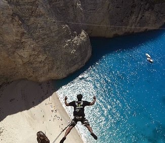 Φωτογραφίες που κόβουν την ανάσα: Παγκόσμια τρέλα με το bungee jumping στην παραλία Ναυάγιο της Ζακύνθου! [photos] - Φωτογραφία 2