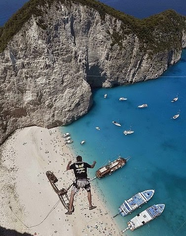 Φωτογραφίες που κόβουν την ανάσα: Παγκόσμια τρέλα με το bungee jumping στην παραλία Ναυάγιο της Ζακύνθου! [photos] - Φωτογραφία 3