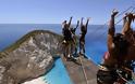 Φωτογραφίες που κόβουν την ανάσα: Παγκόσμια τρέλα με το bungee jumping στην παραλία Ναυάγιο της Ζακύνθου! [photos]