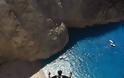 Φωτογραφίες που κόβουν την ανάσα: Παγκόσμια τρέλα με το bungee jumping στην παραλία Ναυάγιο της Ζακύνθου! [photos] - Φωτογραφία 2
