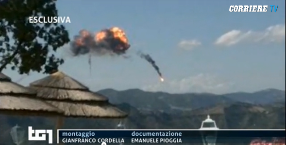 Ιταλία: Δείτε τη στιγμή της σύγκρουσης δύο μαχητικών αεροσκαφών στον αέρα.. [video+photos] - Φωτογραφία 3