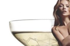Kate Moss: Το στήθος της έγινε ποτήρι σαμπάνιας
