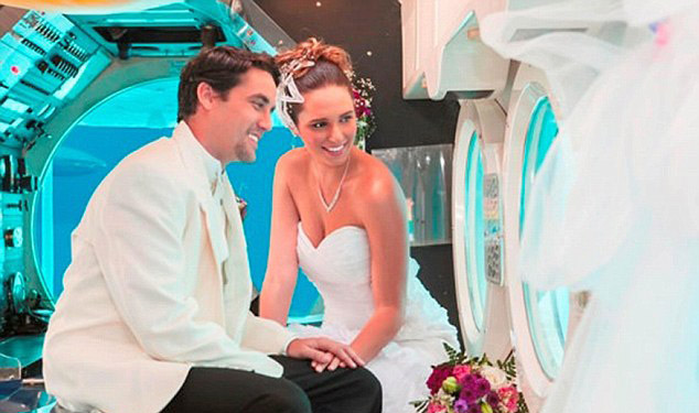 Γάμος πάνω σε υποβρύχιο με γαμήλιο δώρο την κατάδυση! - Φωτογραφία 2